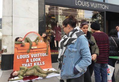 louis vuitton robbery 2024|San Francisco Louis Vuitton store emptied by robbers; .